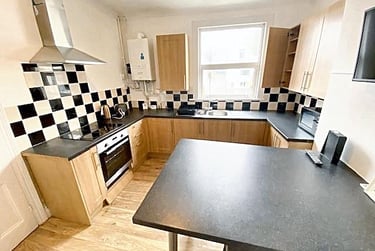 3 bed house, West Hill Road, Mutley, Plymouth, PL47LF - Image 1